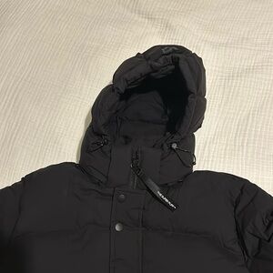 Black Aritzia mid length superpuff size M